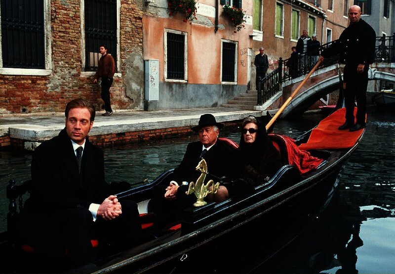 Wenn die Gondeln Trauer tragen: Maurizio Lorenzoni (Johann von Bülow, li.), der Conte (Peter Weck, Mitte) und die Contessa (Nicole Heesters) beerdigen Roberto. – Bild: ZDF und ARD/​Degeto/​MICHAEL KERSTGENS