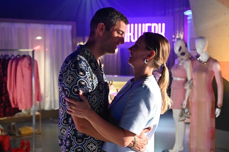 Isabelle (Ania Niedieck) und Dragan (Florian Thunemann) sind enttäuscht, als ihre Zweisamkeit unterbrochen wird. – Bild: RTL /​ Julia Feldhagen /​ Der Wolf im Schafspelz