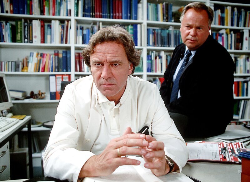 Kommissar Kehler (Wolfgang Bathke, re.) versucht von Prof. Lemberg (Gerd Silberbauer) eine Erklärung für den Tod der jungen Frau zu bekommen. – Bild: RTL