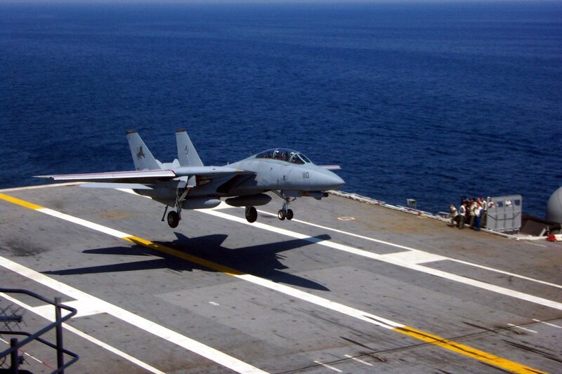 A F-14 Tomcat comes in for a landing on the flight deck of the USS Ronald Reagan. – Bild: National Geographic Channel