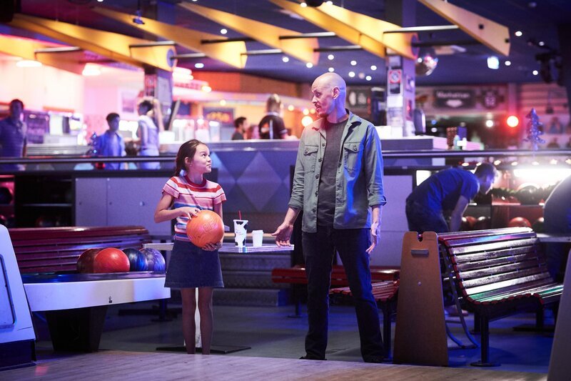 Brittany (Chika Yasumura, l.); Ray Shoesmith (Scott Ryan, r.) – Bild: FX Networks, LLC /​ Ben King