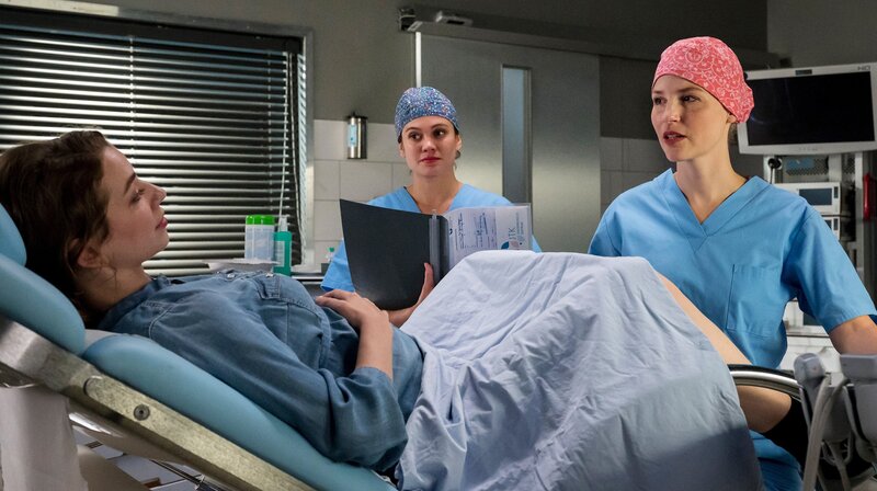 Anne Sommer ist schwanger – dank Dr. Julia Berger und des Kinderwunschzentrums. Doch plötzlich gibt es Komplikationen. – Bild: ARD/​Jens-Ulrich Koch