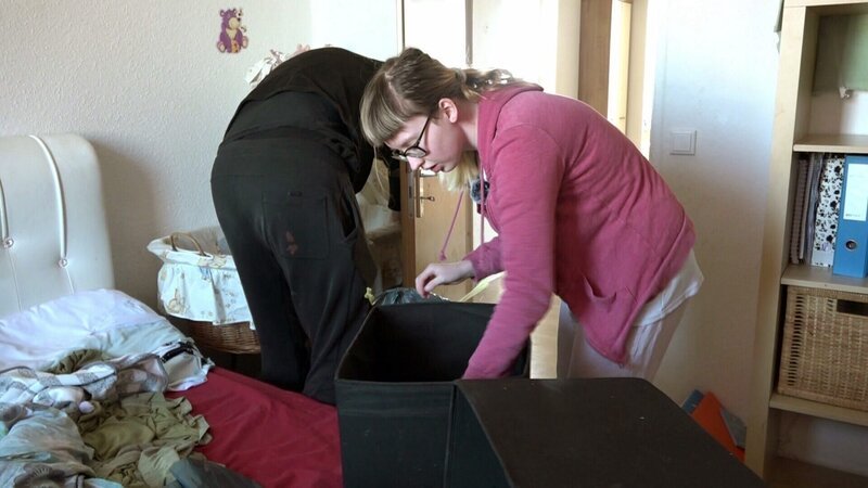Die 21-jährige Jasmin räumt nach und nach ihre Wohnung leer. Bald muss sie ihre erste gemeinsame Wohnung mit Ehemann Maik aufgeben. Das Amt hat so entschieden. – Bild: RTLZWEI