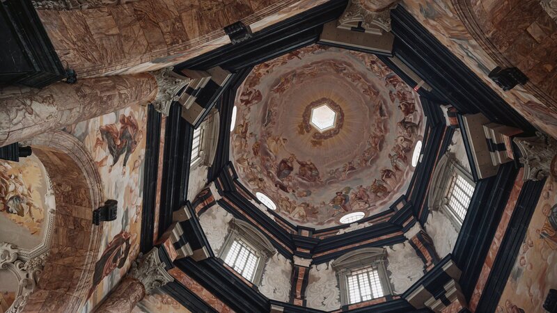 In der Reihe „Terra X Die großen Fragen“ nutzt Harald Lesch die Abgeschiedenheit eines Klosters für die Suche nach Antworten auf die großen Fragen der Menschheit. – Bild: ZDF und Lukas Salna