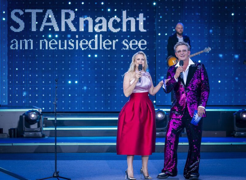 Barbara Schöneberger und Hans Sigl. – Bild: ORF/​IPMedia/​Peter Krivograd