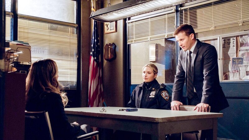 Handlung: Konflikte zwischen Jamie, Eddie, Erin und weiteren Figuren; Abgebildet: Grace Lee als Sandi, Vanessa Ray als Officer Eddie Janko und Will Estes als Jamie Reagan. – Bild: ORF/​Sevenone International/​CBS