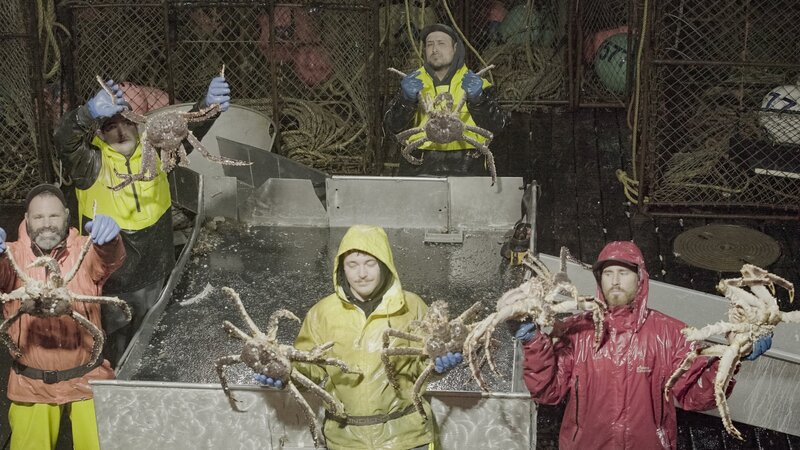 The Saga crew poses with their king crab. – Bild: Discovery Communications, LLC