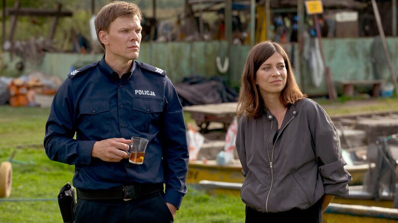 Leon Pawlak (Sebastian Hülk) möchte, dass Viktoria (Claudia Eisinger) in den Masuren bleibt. – Bild: WDR/​ARD Degeto/​Krzysztof Wiktor
