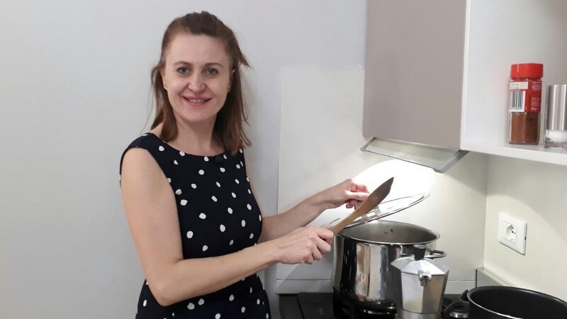 Gastgeberin Elizabetha – Bild: Mediengruppe RTL