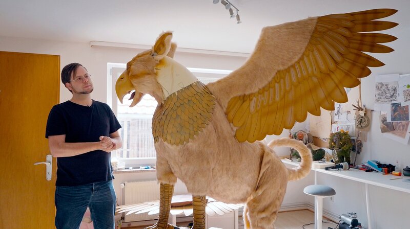 Florian Schäfer erweckt Wesen aus alten Mythen in seiner Werkstatt zum Leben. – Bild: HR/​Pressestelle, Tel: 069/​155⁠–⁠4954