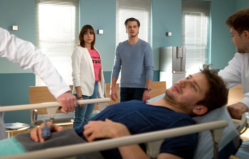 Dr. Ina Schulte (Isabell Gerschke) und Dr. Philipp Brentano (Thomas Koch) haben gerade erfahren, dass Sarah Marquardt und Philipps Frau Arzu mit einer Hochschwangeren im Fahrstuhl stecken geblieben sind. – Bild: MDR/​Saxonia Media/​Rudolf Wernicke