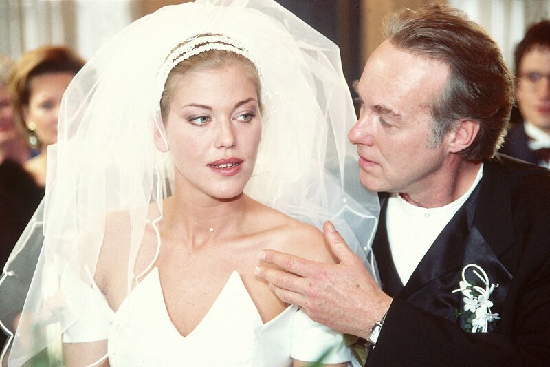 Dr. Christian Roehrs (Siemen Rühaak) ist sich seiner Laura (Cecilia Kunz) sicher – doch die Braut hat eine Überraschung für ihren Bräutigam … – Bild: RTLplus