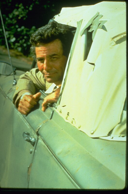 Inspektor Columbo (Peter Falk) in seinem Auto: einem Peugeot 403 Cabriolet aus den 1950er Jahren. – Bild: OPTN