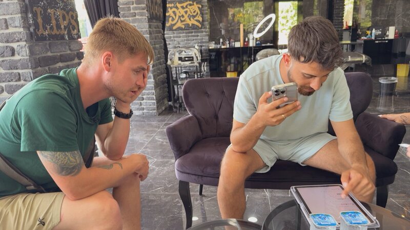 Liebesbeweis für Loredana: Servet will sich tätowieren lassen. Wird er trotz Schmerzen die Sache durchziehen? – Bild: RTLZWEI, Yellowstone Productions