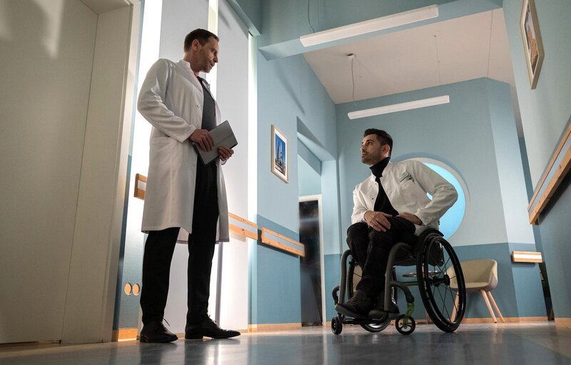 Dr. Ina Schulte (Isabell Gerschke) und Dr. Philipp Brentano (Thomas Koch) haben gerade erfahren, dass Sarah Marquardt und Philipps Frau Arzu mit einer Hochschwangeren im Fahrstuhl stecken geblieben sind. – Bild: MDR/​Saxonia Media/​Rudolf Wernicke