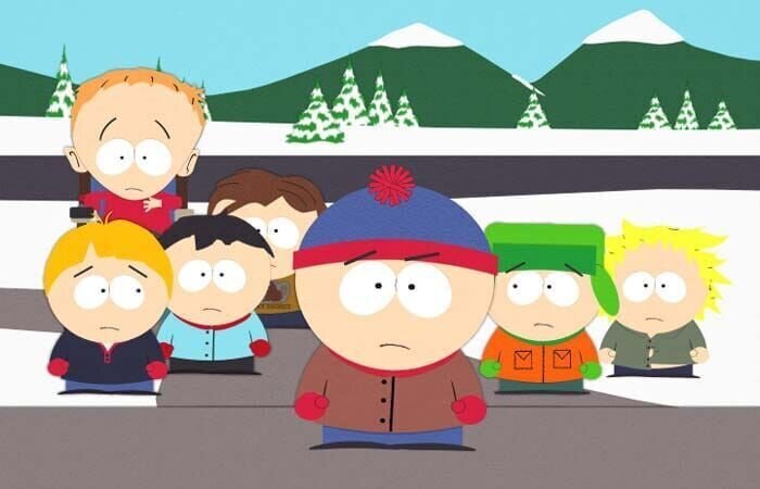 Die Jungs, allen voran Stan, sind ganz verrückt nach Bebe und stehen vor ihrem Haus. Doch die ist mir Cartman verabredet … – Bild: South Park Digital Studios LLC /​ Comedy Partners