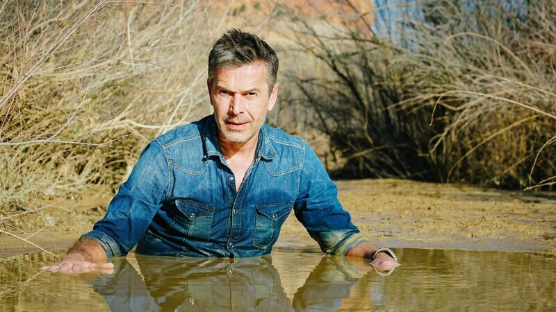 Dirk Steffens steckt im Treibsand fest. – Bild: ZDF und Oliver Roetz