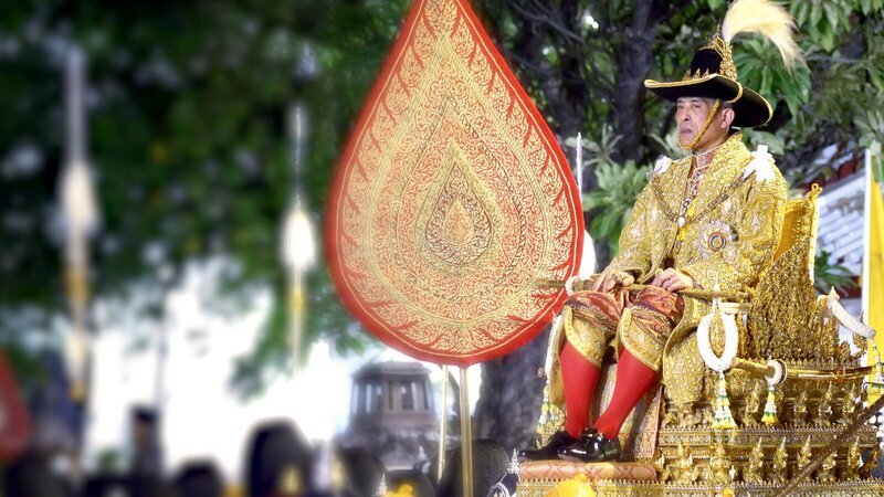 Seit seiner Krönung 2019 führt Rama X offiziell die reichste Monarchie. Sein exzentrischer Lebensstil und sein autoritärer Führungsstil sorgen schnell für weltweites Aufsehen. – Bild: ZDF