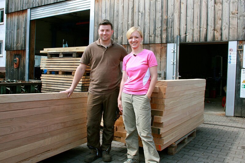 Anna Lena Dörr mit Daubenhauer Christian Müller Schick, Mölschbach. – Bild: SWR/​Daniel Dorn