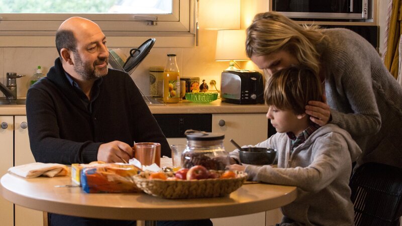 Thomas Kertez (Kad Merad, l.) und seine Frau Alice (Laurence Arné, r.) führen eine harmonische Ehe und bieten ihrem Sohn Romain (Gaspard Pasquet, M.) ein glückliches Zuhause. – Bild: ZDF und Eloïse Legay