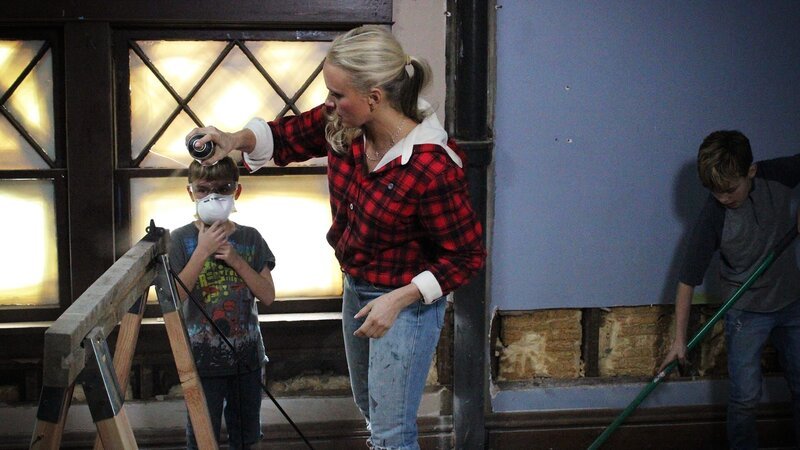 Tamara restauriert einen Bungalow im Zentrum von Kansas City. In der Küche rettet sie die alten Holzleisten, damit die moderne Einrichtung mit der Geschichte des Hauses verbunden bleibt. – Bild: HGTV