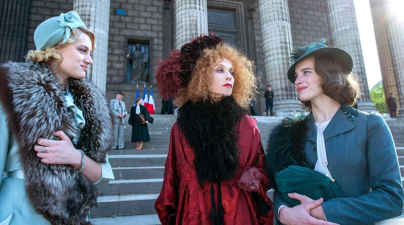 v.li.: Madeleine Verdier (Nadia Tereszkiewicz), Odette Chaumette (Isabelle Huppert), Pauline Mauléon (Rebecca Marder) – Bild: rbb/​Carole Bethuel/​MANDARIN ET COMPAGNIE/​FOZ/​GAUMONT/​SCOPE PICTURES/​FRANCE 2 CINEMA/​PLAYTIME PRODUCTION