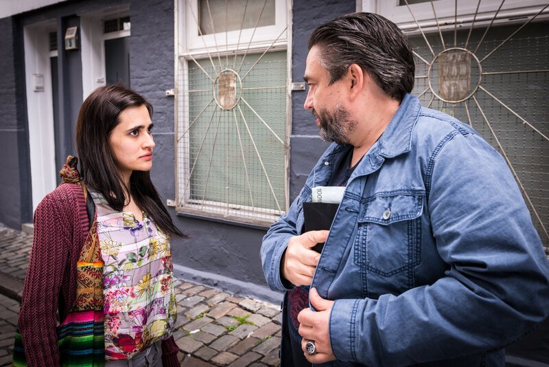 Olivia (Tania Feurich) wird Zeugin des Überalls auf Wolfgang Ehlert. Wird Wendloh (Alexander Hörbe) sie gehen lassen? – Bild: ZDF/​Boris Laewen