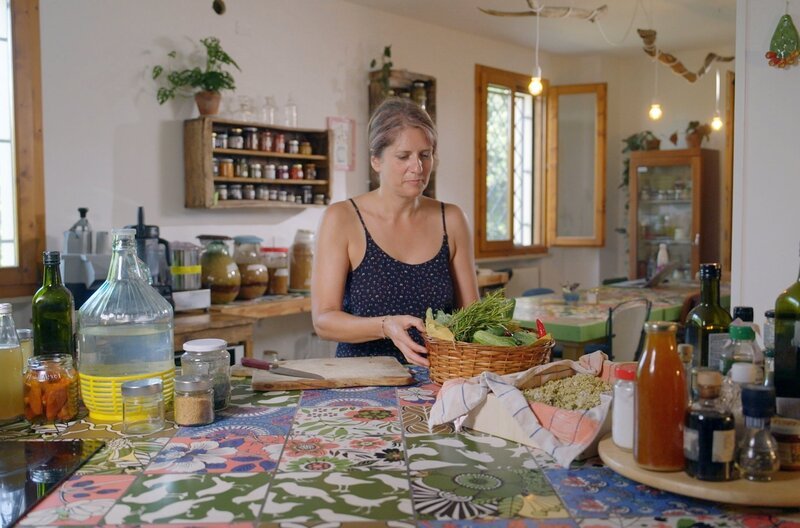 Giulia Pieri experimentiert mit Fermentation und kreiert Gerichte aus Kichererbsen-Fladen mit fermentiertem Gemüse. – Bild: Florianfilm