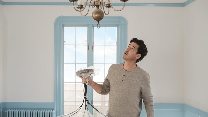 Jon contemplates how great the new chandelier will look in the dining room at the Matulewicz home, as seen on HGTV’s Farmhouse Fixer. – Bild: Discovery Channel