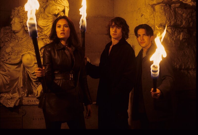 Nigel Bailey (Christen Anholt), Sydney Fox (Tia Carrere). – Bild: AXSP