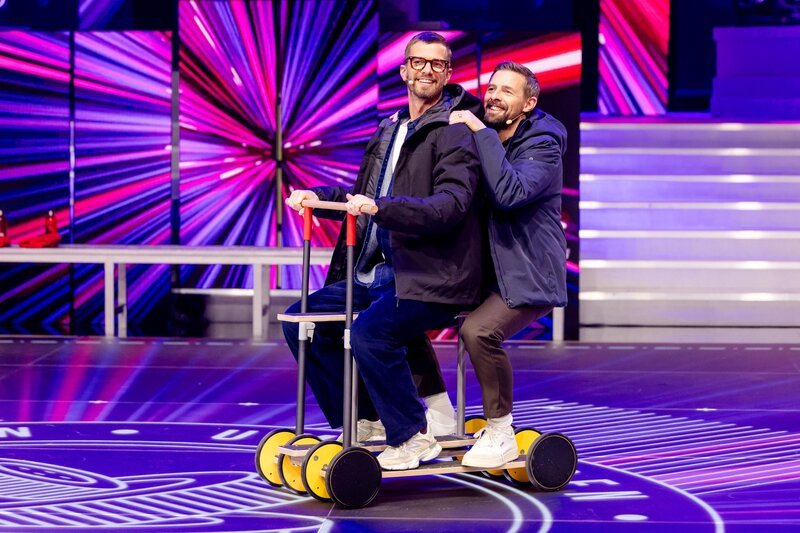 Joko Winterscheidt (l.); Klaas Heufer-Umlauf (r.) – Bild: Joyn /​ Nadine Rupp