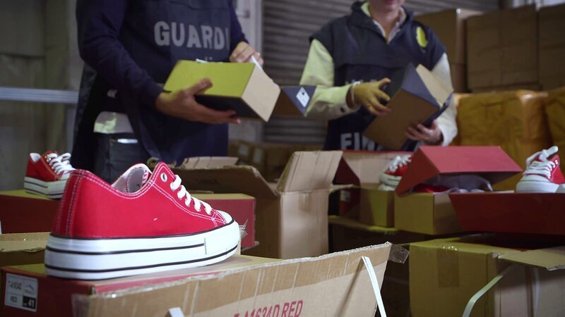 Border police checks the Converse shoes. – Bild: Warner Bros. Discovery