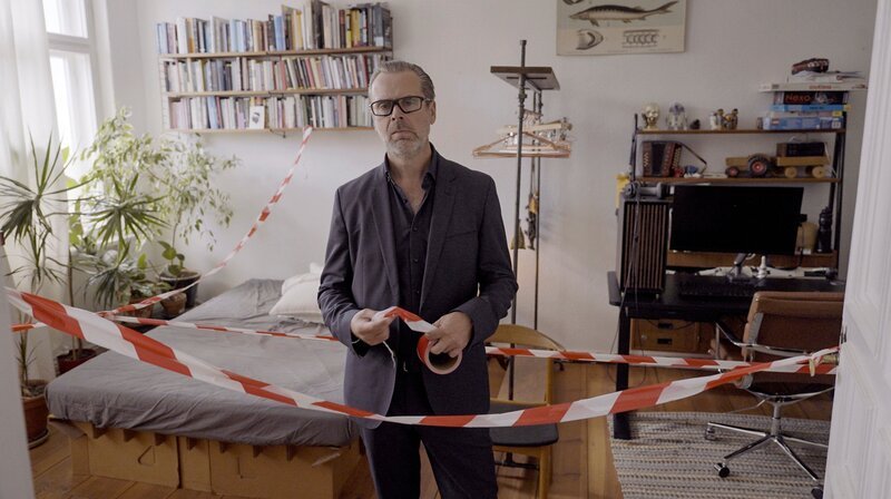 Er ist der Albtraum eines jeden Mieters: der skrupellose Immobilieninvestor. Schauspieler Matthias Matschke schlüpft in die Rolle eines hemmungslos profitgierigen Immobilienhais. – Bild: SWR