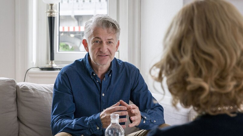 Auch der smarte Arzt Dr. Wichers (Dominic Raacke) sucht den Rat der Paartherapeutin Dr. Merz (Christina Große). – Bild: ARD Degeto/​BR/​Georges Pauly