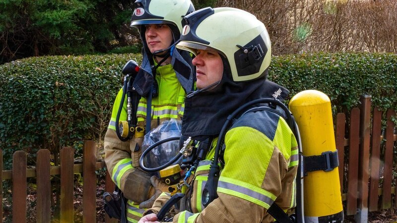 Zwei Feuerwehrleute am Einsatzort in Dresden. – Bild: Warner Bros. Discovery