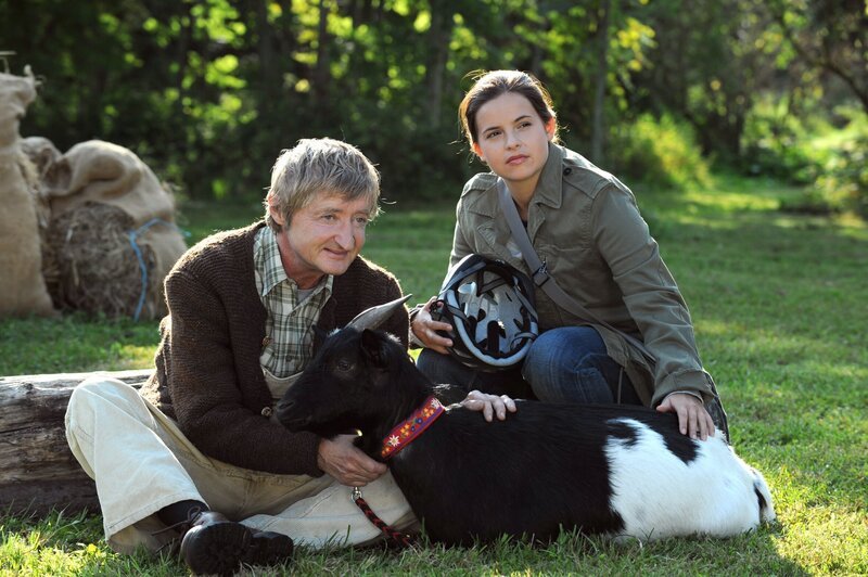 Xaver sorgt sich um Frau Gregor. Von links: Xaver (Michael Schreiner) und Charlie Keller (Marie-Claire Schuller). – Bild: BR/​Marco Orlando Pichler