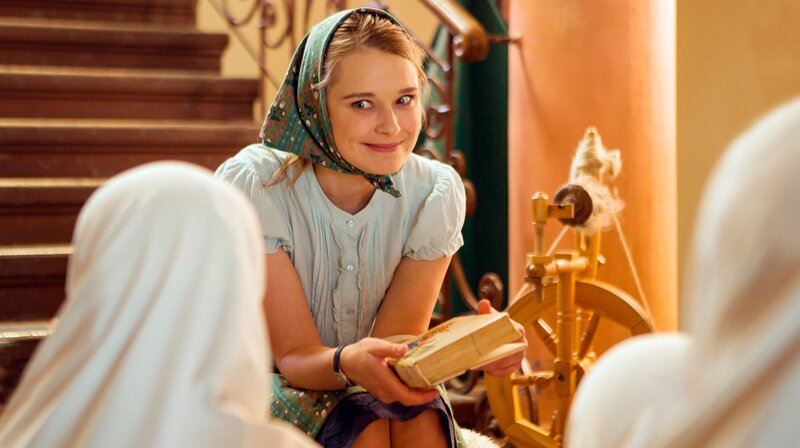 Jördis (Nadja Bobyleva) liest Kindern der Deutschen Schule in Kallalabad ein Märchen vor. – Bild: BR/​Daniela Incoronato