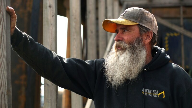 Ken Kerr looks at the structure and poles on the Myrtle Irene. – Bild: Discovery Communications, LLC
