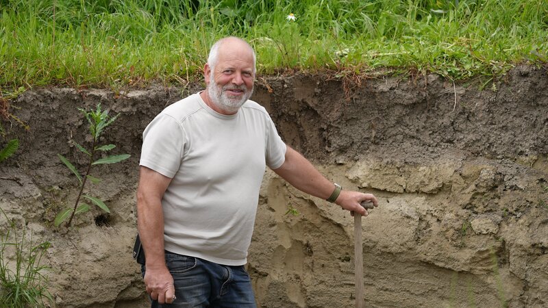 Alfred Grand vor seinen Regenwürmern auf de Grandfarm – Bild: ServusTV /​ Thomas Weidinger /​ Degn Film
