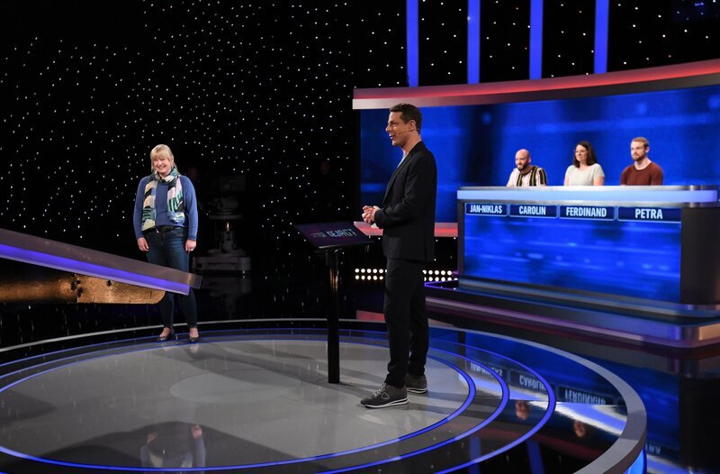 Moderator Alexander Bommes (M.) mit den Kandidat:innen: Petra Folkersma (l.), Jan-Niklas Fuchs (3.v.r.), Carolin Küßner (2.v.r.) und Ferdinand Horst (r.). – Bild: ARD/​Uwe Ernst