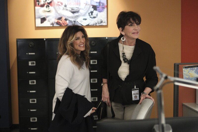 Alex Quinn (Jennifer Esposito, l.) eilt ihrer Mutter Marie Quinn (Mercedes Ruehl, r.) zu Hilfe, als sie eine Nachricht von ihr erhält. – Bild: CBS Broadcasting, Inc.