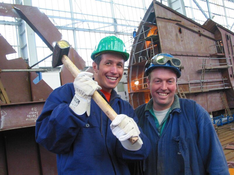 Zusammen mit einem Mitarbeiter der Nordseewerke erkundet Willi (links) die Emdener Schiffswerft. – Bild: BR/​megaherz