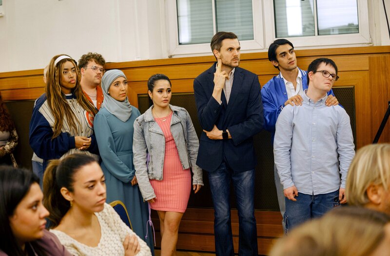 Zunächst ist Yunus (Zejhun Demirov) begeistert, seine Exfreundin Zeynep (Zeynep Bozbay) wiederzutreffen, bis ihre Version der Vergangenheit sich unterscheidet. – Bild: SWR/​siri.capture