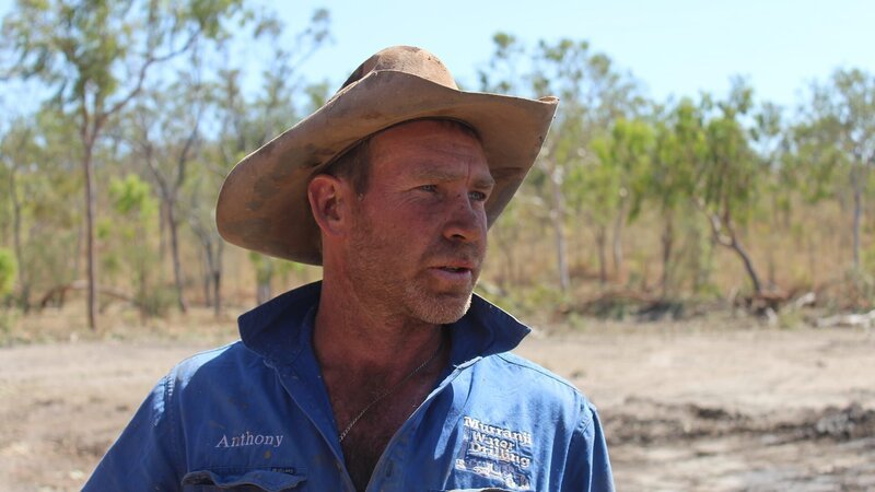 Die Einwohner von Punmu waren nach sintflutartigen Niederschlägen wochenlang abgeschnitten. Jetzt warten sie händeringend auf eine Lebensmittellieferung. Woody Bryant kämpft sich mit seinem Lkw über beschädigte Outback-Pisten, Ray Kennedy und seine Schwertransport-Crew werden von einem defekten Druckluftbehälter ausgebremst. – Bild: Discovery Channel /​ DMAX