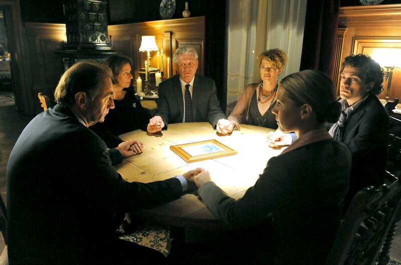 „Soko Donau“, „Mord aus dem Jenseits.“ Oberst Dirnberger wird von einer alten Bekannten zu einer Séance eingeladen. Im Bild (v.li.): Dietrich Siegl, Dagmar Schwarz, Michael Rastl, Denise Virieux, Alexander Altomirianos, Monika Huber. – Bild: ORF/​SATEL-Fil