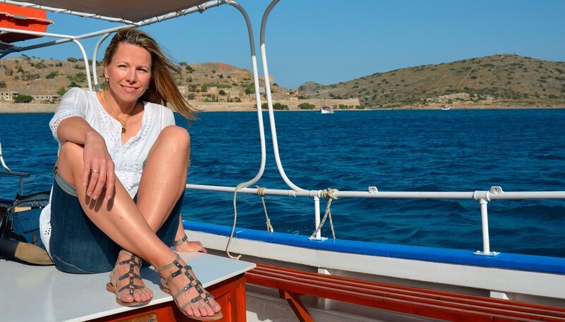 Moderatorin Andrea Grießmann setzt zur Insel Spinalonga über. – Bild: BR/​WDR/​Sabine Fricke