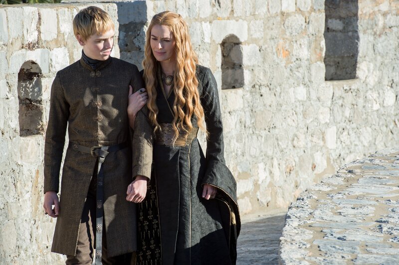 Dean-Charles Chapman as Tommen Baratheon and Lena Headey as Cersei Lannister – Bild: Home Box Office, Inc.