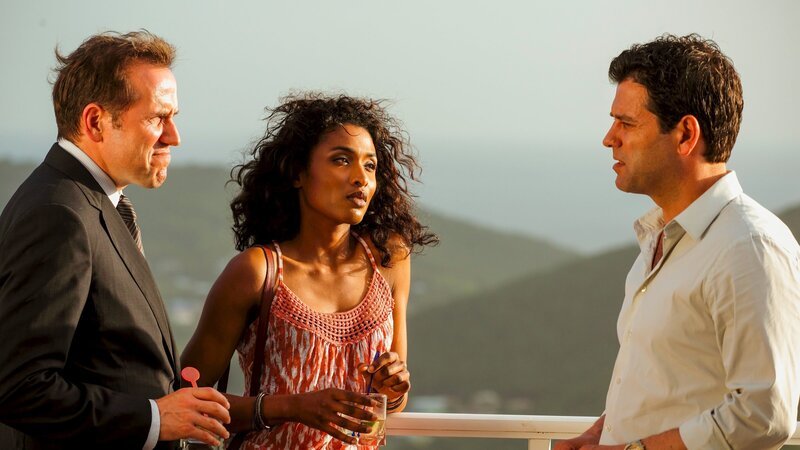 Wer hat Schwester Therese getötet? DI Richard Poole (Ben Miller, l.), Camille Bordey (Sara Martins, M.), Daryl Dexter (Patrick Baladi, r.) beratschlagen sich. – Bild: ZDF