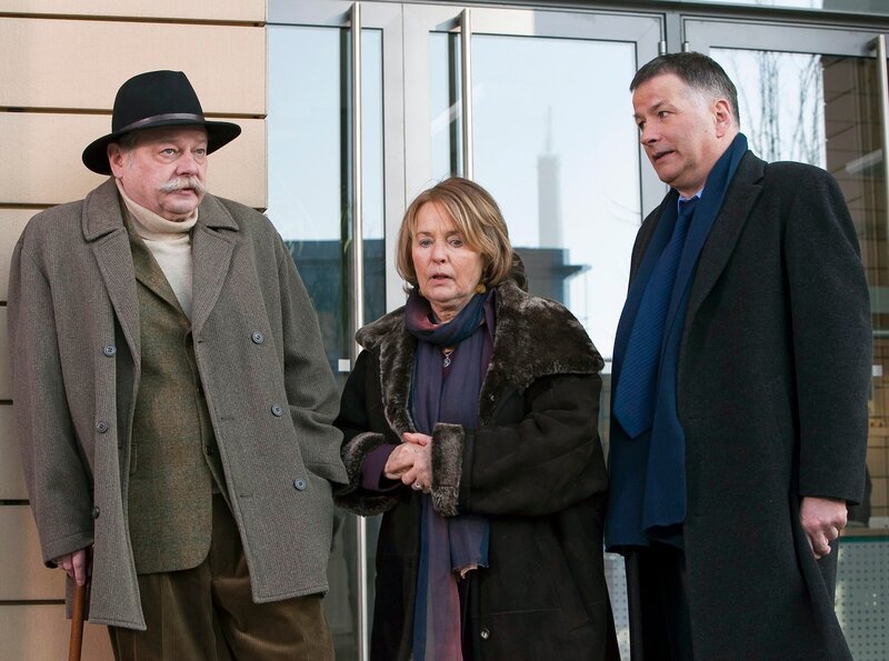 Gerlinde Rössler (Petra Kelling, Mitte) bringt ihren Mann Winfried (Dieter Montag, links) zur Sachsenklinik. Winfried weigert sich jedoch die Klinik zu betreten. Kurzerhand holt Gerlinde einen Arzt nach draußen, um Winfried auf der Straße untersuchen zu lassen. Doch selbst Chefarzt Dr. Roland Heilmann (Thomas Rühmann) hat Probleme, Winfrieds Vertrauen zu gewinnen. – Bild: MDR/​Peter Krajewsky