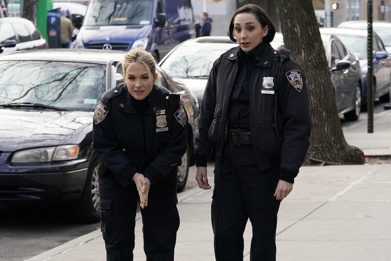 Eddie Janko (Vanessa Ray, l.); Officer Rachel Witten (Lauren Patten, r.) – Bild: CBS Broadcasting Inc. /​ John Paul Filo